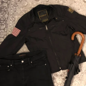 Ralph Lauren's Denim & Supply Jacka.  - Säljer en svart jacka från Ralph Lauren's Denim & Supply. Jackan är i storlek S. 