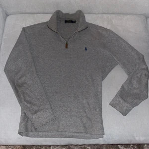 Grå tröja med dragkedja från Ralph Lauren - Säljer en grå halvzip från Ralph lauren. Tröjan är i storlek Medium. Har haft den i 1 år nu ungefär.Nypris:1395kr. Mitt pris: 519kr. Den är udda och finns inte på nätet längre. 