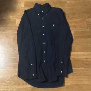 Ralph Lauren skjorta  - Säljer nu min Ralph Lauren skjorta, passar perfekt till sommaren. 