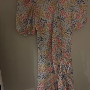Blommig klänning med volangdetaljer - Superfin sommarklänning med blommor. Köpt på Gina. Använd ca 3 ggr