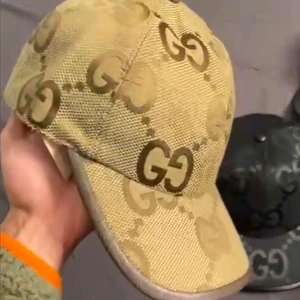 Beige keps med GG-mönster - Snygg beige keps med det ikoniska GG-mönstret. Perfekt för att ge din outfit en lyxig touch. Kepsen har en klassisk passform och är tillverkad i ett slitstarkt material. BOX INGÅR!
