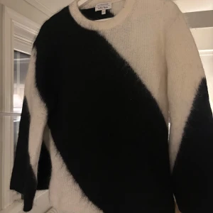 Vit och svart tröja från & Other Stories - Säljer en stilren vit/svart tröja från & Other Stories. 