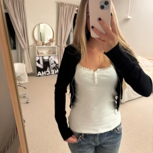 Svart kofta - Snygg svart kofta. Perfekt för en stilren och avslappnad look. Koftan är enkel att matcha med olika outfits.