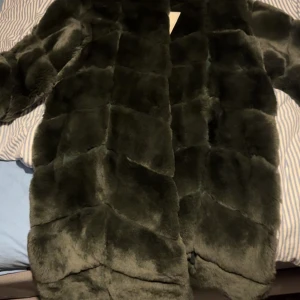 Mörkgrön pälsjacka från Natures Collection - Säljer en lyxig mörkgrön pälsjacka från Natures Collection. Jackan har en elegant still. Ny prisa 8,000kr säljer den då jag aldrig har använt den och kommer förmodligen inte använda heller billigare vid snabb affär 
