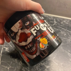 Kosttillskott med smak av mango - Kraftfullt kosttillskott med smak av mango, designat för att ge energi och fokus. Innehåller ingredienser som beta-alanin och koffein. Perfekt för intensiva träningspass.