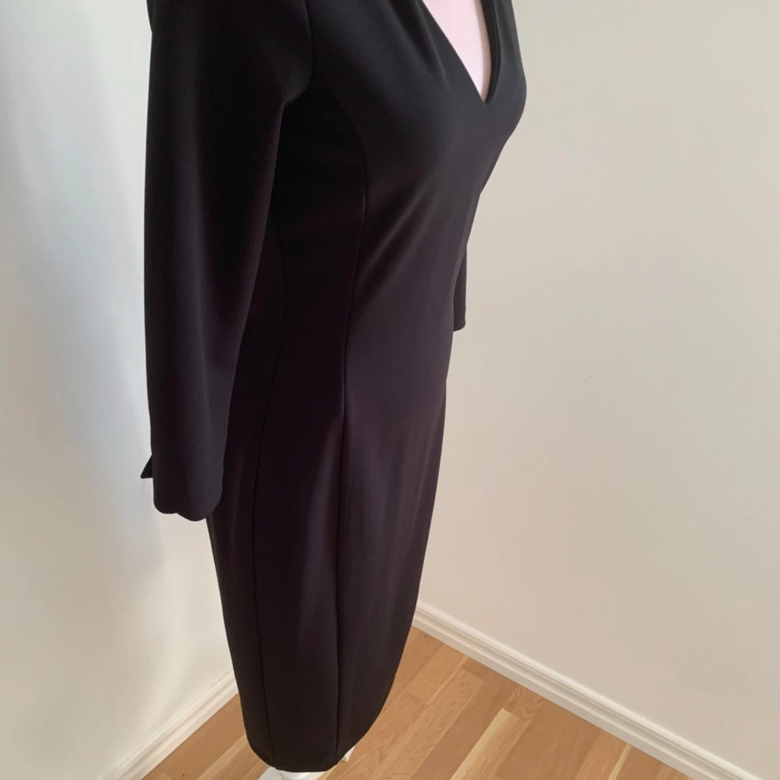 Svart klänning med v-ringning - 2