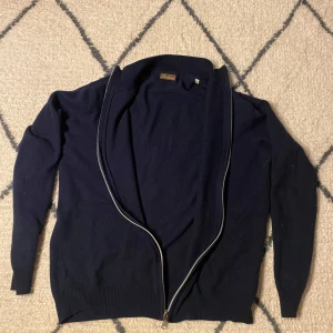 Stenströms fullzip - Säljer denna fullzip i storlek m-s har krympt i tvätten satt originellt i storlek xxl