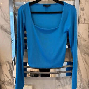 Blå topp - Blå topp från Newyorker i stolek S. Aldrig använd! Köparen står för frakten!💗