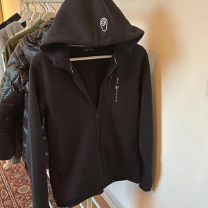 Svart sail racing zip up - Det står 176 på storleken men det passar S-M. Nypris är 1500 kr på zalando.