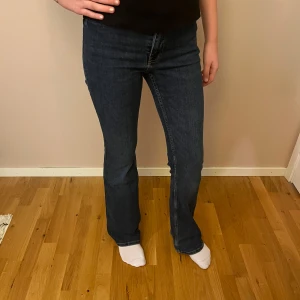 Mid waist bootcut jeans från H&M - Säljer dessa snygga blåa mid waist bootcut jeans från hm!⭐️Säljer pga att de blivit för små.💕Midjemått rakt över: 31cm  midjehöjd: 26cm innerbenslängd: 82cm, skriv om du har några frågor!💛