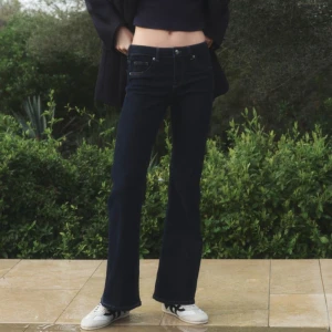 Low bootcut jeans h&m - Intresse på dessa jätte populära och helt slutsålda low bootcut jeans från h&m💕🪩Sitter jätte snyggt på, passar både vardagligt och festligt. Storlek 36. 