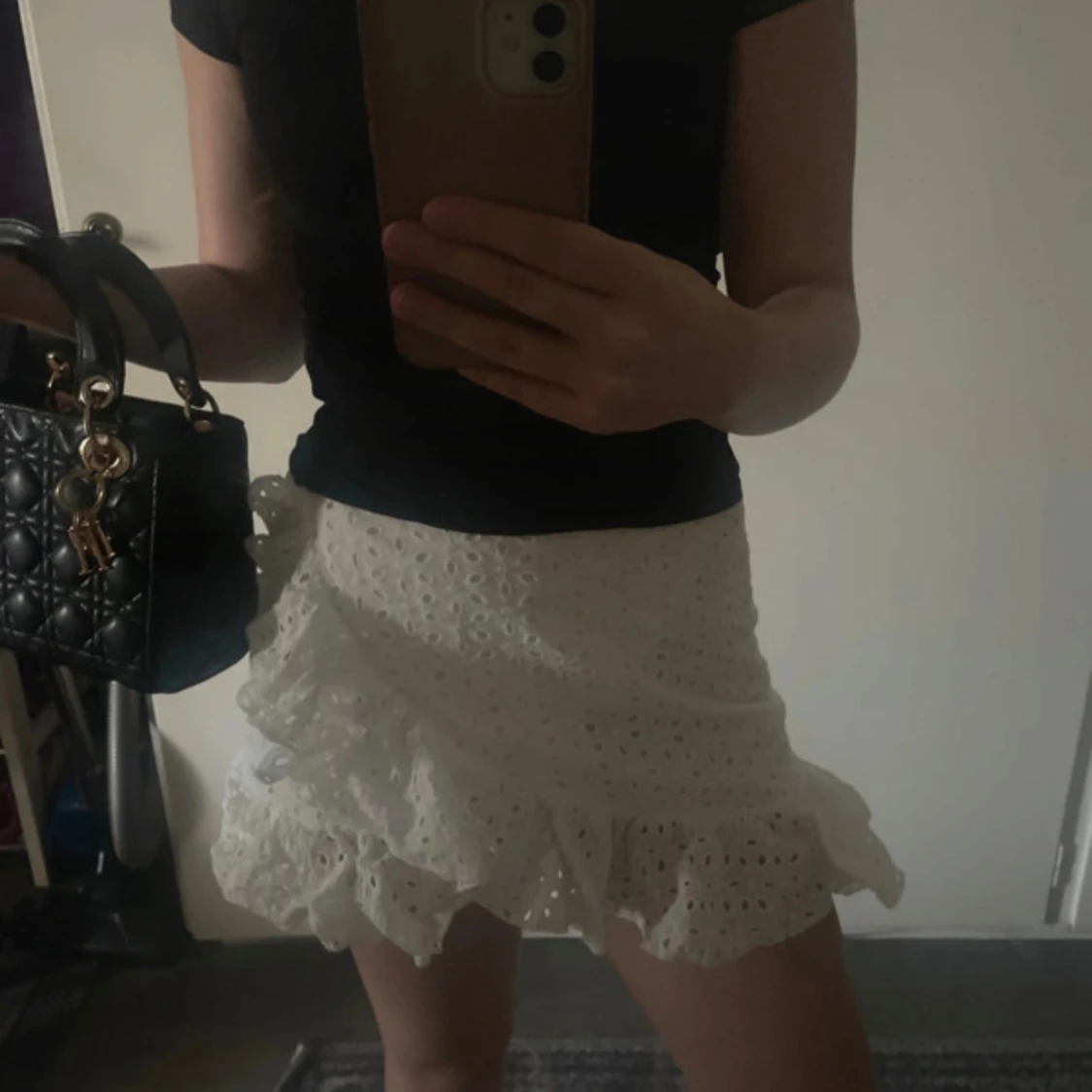 Vit kjol med volangdetaljer