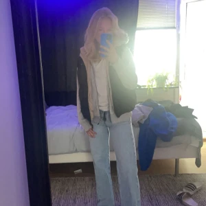 Levis jeans  - Ribcage Wide jeans i storlek W23 L32 i en finfin ljusblå färg, sitter jättefint❤️‍🔥❤️‍🔥