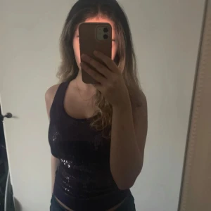 Fest topp - Snygg lila linnetopp med glittrande paljetter. Perfekt för sommaren och festliga tillfällen💕