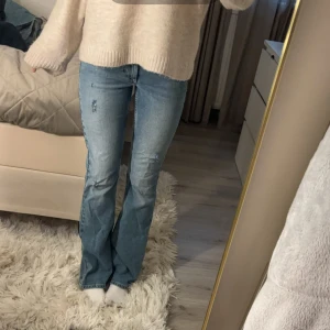 Low waist bootcut Jeans  - As snygga lågmidjade bootcut jeans ifrån junkyard, hålen är klippta själv💓