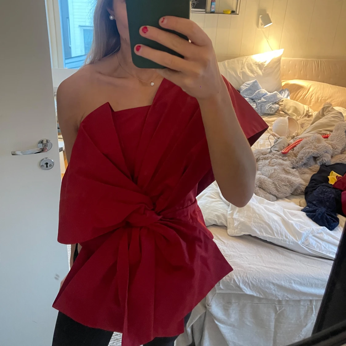Röd oneshoulder topp med knyt - 3