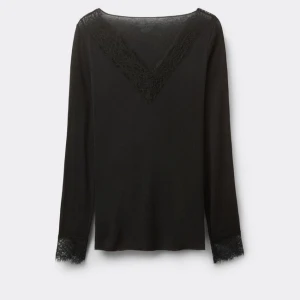 Svart långärmad topp med spetsdetaljer - svart långärmad topp med v-ringad spetsdetalj vid halsen och spets vid ärmsluten. Perfekt för en stilen look kan visa privat bilder/ helt ny! Original pris 500 i affär.