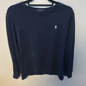 Ralph Lauren tröja  - Säljer nu denna Marinblåa Ralph lauren tröja som är stickad i bomull (se bild 3). Skick 10/10 inga tecken på användning.  Storlek 14-16 år sitter som en S🙌🏻 Pris kan diskuteras vid snabb affär😁
