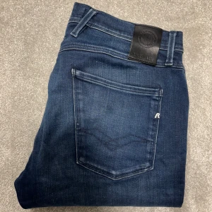 Replay Anbass jeans - Säljer dessa mörkblå Replay Anbass jeans (slimfit)! Jeansen är i överlag bra skick, har nån liten fläck (bild 4) men syns knappt och går nog bort i tvätten! Size 32/32, skriv vid funderingar!