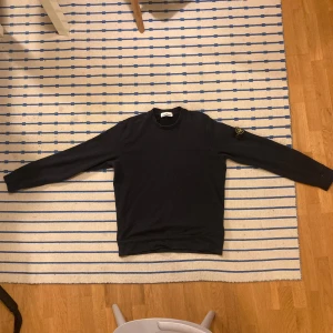 Svart tröja från Stone Island - Supersnygg Stone Island tröja till ett riktigt bra pris! Sitter som strl L. Nypris 3500kr