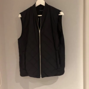 Marinblå reily väst - En marinblå väst i bra skick från reily i storlek m