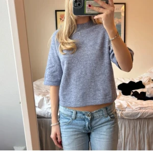 Stickad tröja - Säljer en stilren blå tröja från & Other Stories. Tröjan har en normal passform med trekvartsärmar och är tillverkad i ett mjukt material. 💗💗Nypris 600 **lånade bilder