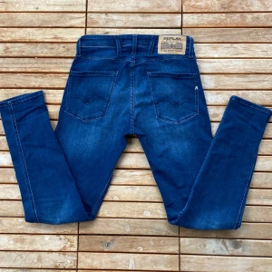 Replay Anbass Jeans - Replay Anbass Jeans | Skick: 9,5 | Storlek: w27 - L30 ( passar w28 - w 29 ) | Retail 1799kr | Hör av er vid minsta lilla intresse eller  fundering | Priset är ej hugget i sten 🙌