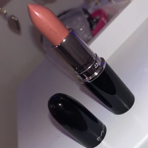 Nude läppstift från MAC - Snyggt nude läppstift från MAC med en krämig finish. Perfekt för en naturlig look. Helt oanvänd och är i färgen 540. Ordinarie pris 350 kronor.