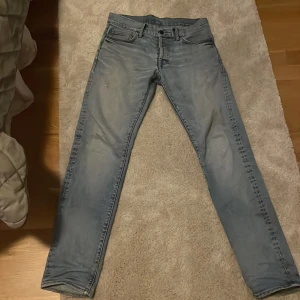 Ljusblå jeans - Snygga ljusblå jeans med en klassisk femficksdesign och knappgylf. Perfekta för en avslappnad stil. De har en smal passform som ger en modern look.