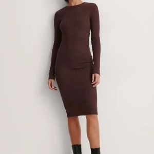 Brun ribbad klänning från NA-KD - Brun ribbad klänning från NA-KD med lång ärm och figurnära passform. I mycket bra skick!🥰