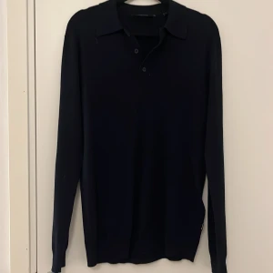 Piké tröja - Säljer en stilren svart långärmad pikétröja från Only & Sons. Tröjan har en klassisk krage och knappar framtill. Perfekt för en avslappnad men ändå uppklädd look. Passar bra till både jeans och chinos.