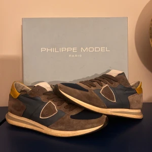  Philippe Model Trpx - Tja, vi säljer ett par Philippe Model skor i storlek 42. Skon är i modellen Trpx, perfekt för en avslappnad look. Nypris är ca 2200kr men skorna är lite använda så vi tycker att 699kr är ett bra pris!