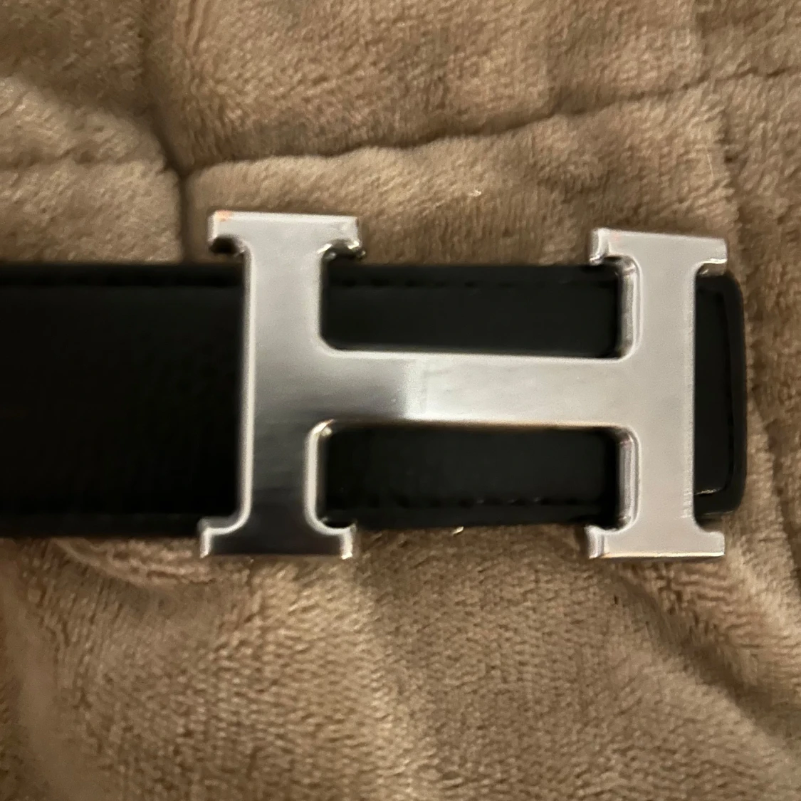 Svart bälte/skärp med H-spänne 105cm - 1