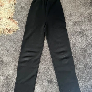 Svarta byxor  - Snygga svarta byxor i en rak modell. Perfekta för en bekväm och stilren look. Passar till både vardag och avslappnade tillfällen🫶