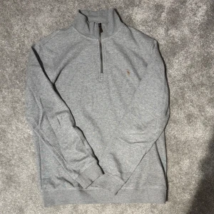Polo Ralph Lauren Half Zip - Säljer en oanvänd halfzip från ralph lauren. Skick 10/10. Storlek M. Passar S/M. Skriv vid frågor! Nypris: 1800kr Boozt.