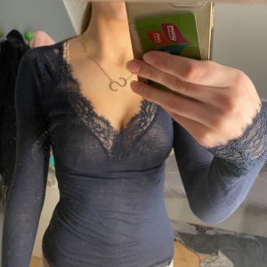 Intimissimi tröja - Säljer min intimissimi tröja då den ej kommer till användning längre. Den har några små hål, därav det låga priset men är fortfarande i bra skick för användning. Se bild 2 och 3