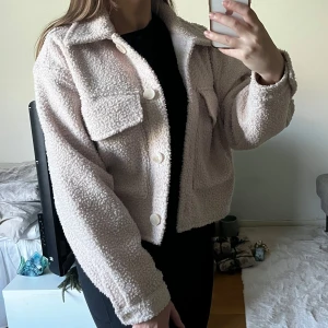 Teddyjacka - Beige Teddyjacka från HM i storlek M. Fint skick, lite nopprig på insidan men det är inget som syns på utsidan!