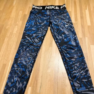 Nike Pro tights - Säljer ett par Nike PRO tights i storlek 137-146                                                                        Finns att hämta i Falun men kan också skickas