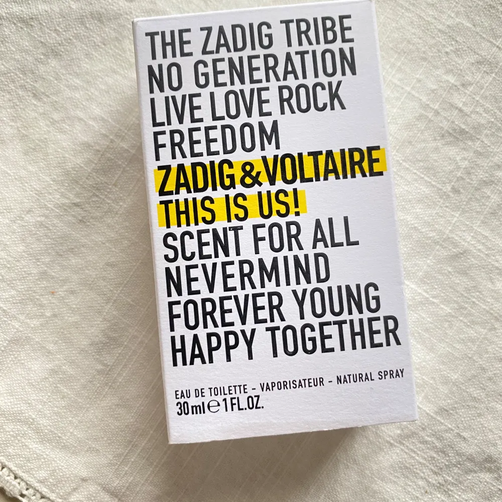 Säljer en 30ml flaska av Zadig & Voltaire This Is Us! Eau de Toilette, sparsamt använd i original- förpackning . En unisexdoft med noter av vanilj, sandelträ och patchouli. Perfekt för alla som älskar en varm och inbjudande doft. Flaskan är stilren och modern med svart kork och text i svart och gult.Nypris 690kr.. Perfume.