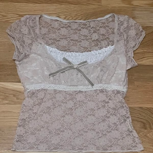 Spets top - The color isn’t as vibrant as before, and it was hard to capture  on camera but the inside of the shirt has a slight hint of yellow, which I tried to show on my other pics. And there may be some loose threads here and there. The size is m however it’s Asian size meaning a M is like S or 