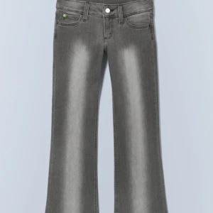 Weekday Booty Bai - Säljer ett par helt nya populära Weekday Booty Bei low weasted bout cut jeans i stl 26/30  som är helt slutsålda, då dom blev för små för min dotter.  Jeansen är lite små i storleken så skulle säga att den mer är som stl 25. Midja ca 78cm och perfekt i längd om du är 1,61-1,62cm 