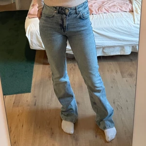  jeans från Gina Tricot - Säljer ett par snygga jeans från Gina Tricot i storlek 34. De är högmidjade med en straight passform. Tecken på användning vid fållen, se bild. Är 160 cm, skriv för frågor!💞