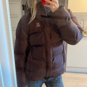 Brun dunjacka från Haglöfs - Säljer en supermysig och sååå skön brun dunjacka från Haglöfs. Nästintill oanvänd. I modellen snö mimic hood, nypris 2500kr. Pris går att diskutera 🫶🏼