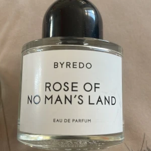 Byredo Rose of No Man's Land Eau de Parfum - Säljer en elegant och stilren parfymflaska från Byredo, 'Rose of No Man's Land'. Testflaska, ej för försäljning ursprungligen. Jag jobbade på parfymbutik därav       Ca 40-45 ml kvar