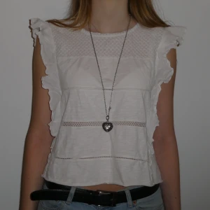 Vit blus med volangdetaljer - Fin vit volangblus. Storlek S. ⭐️