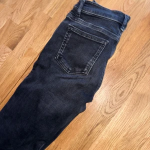 Low waist flare jeans  - Low waist flare jeans från bikbok, säljes då dom är för korta på mig💗 skriv för mer bilder! Nypris 699kr, bra skick💗strl XS x 31 
