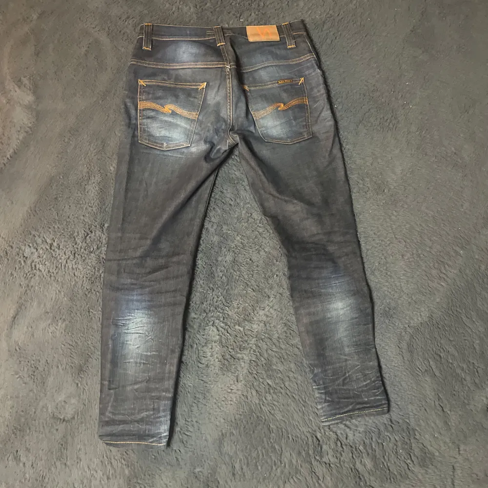 Nudie jeans i väldigt bra skick. Dom är egentligen storlek 32/32 men är uppsydda så motsvarar 32/30 skulle jag säga och därav priset också. Bara att skriva vid frågor 😃. Jeans & Byxor.