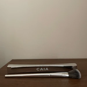 Sminkborste CAIA F23 - Säljer en sminkborste från CAIA, F23. Ny och oanvänd 🤍