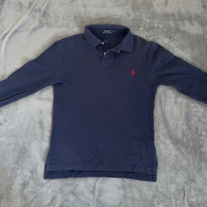 Långärmad pike Ralph Lauren - Långärmad piketröja från Ralph Lauren i bra skick. Orginal pris 1500 kr