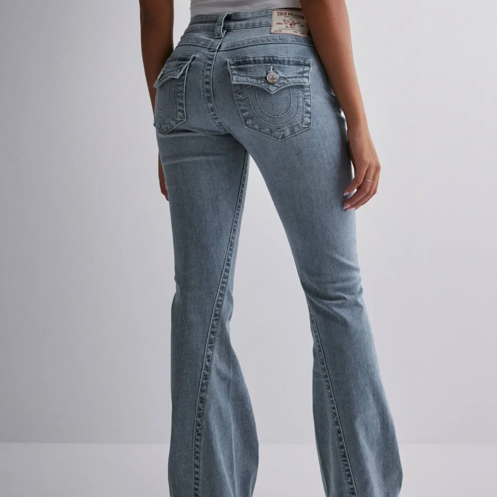 Jag säljer dessa fina true religion byxor som är använda 3 gånger, jag säljer de eftersom att de är för stora för mig. De är modellen low rise . Jeans & Byxor.